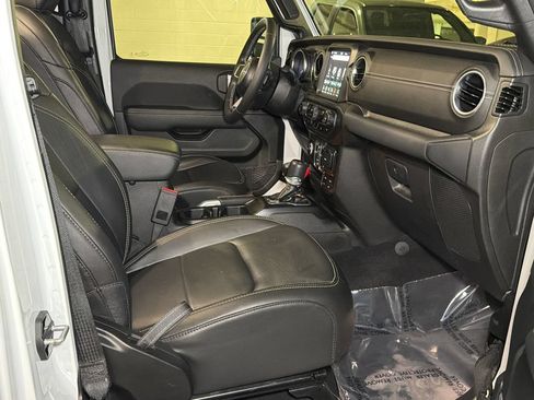 Used 2022 Jeep Wrangler Unlimited Sahara AWD/4WD image 8