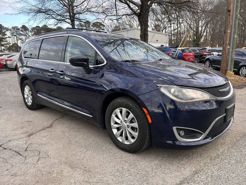 Used 2017 Chrysler Pacifica Touring-L FWD image 2