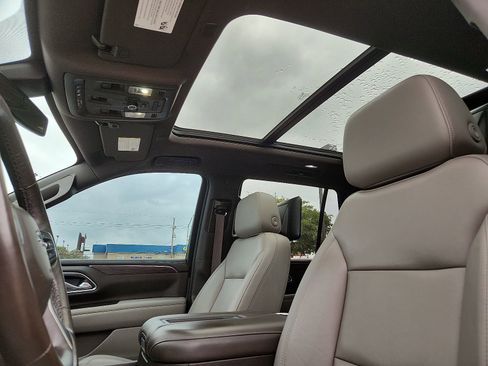 Used 2021 Chevrolet Tahoe Z71 w/ Luxury Package AWD/4WD image 14