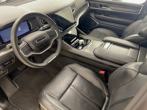 Used 2023 Jeep Wagoneer L Series III RWD image 4