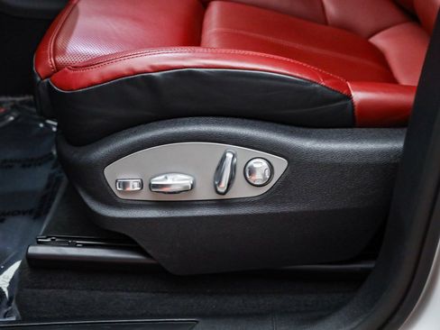 Used 2025 Porsche Macan image 25