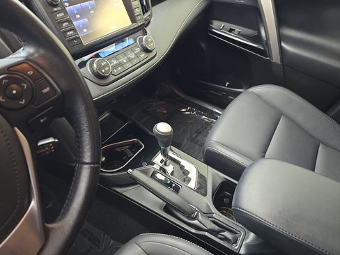 Used 2018 Toyota RAV4 Limited FWD image 24