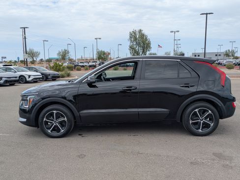 Certified 2025 Kia Niro LX FWD image 2