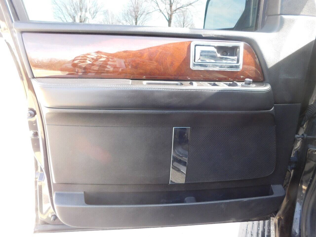 Used 2017 Lincoln Navigator L Select AWD/4WD image 9