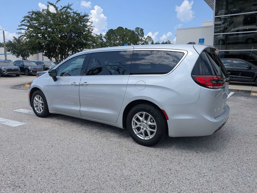 Used 2024 Chrysler Pacifica Touring-L FWD image 4