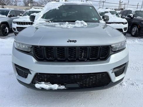 New 2025 Jeep Grand Cherokee Altitude image 8