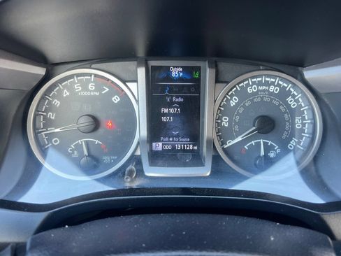 Used 2018 Toyota Tacoma SR5 AWD/4WD image 22