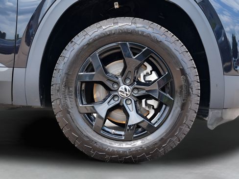 Used 2024 Volkswagen Atlas Peak Edition SE AWD/4WD image 9