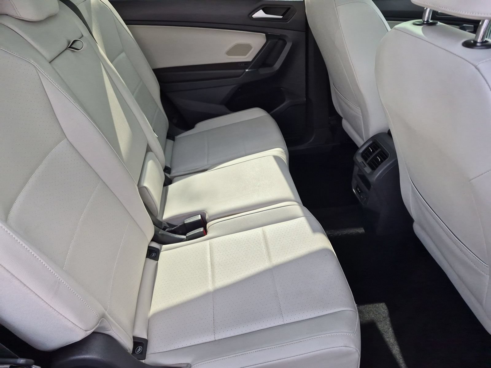 Used 2020 Volkswagen Tiguan SE w/ Panoramic Sunroof Package AWD/4WD image 31