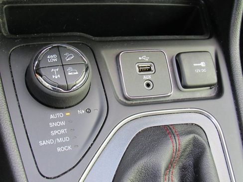 Used 2019 Jeep Cherokee Trailhawk w/ Cold Weather Group image 18