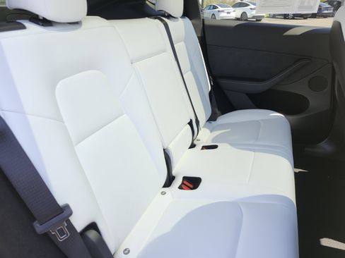 Used 2024 Tesla Model Y Long Range AWD/4WD image 18