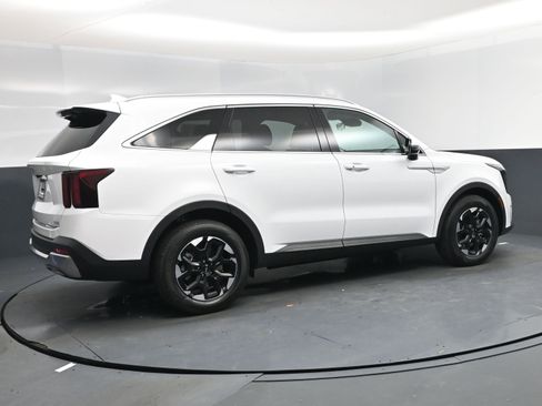New 2026 Kia Sorento S image 4