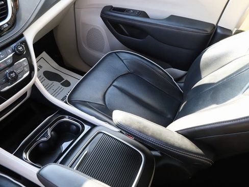 Used 2024 Chrysler Pacifica Limited image 30