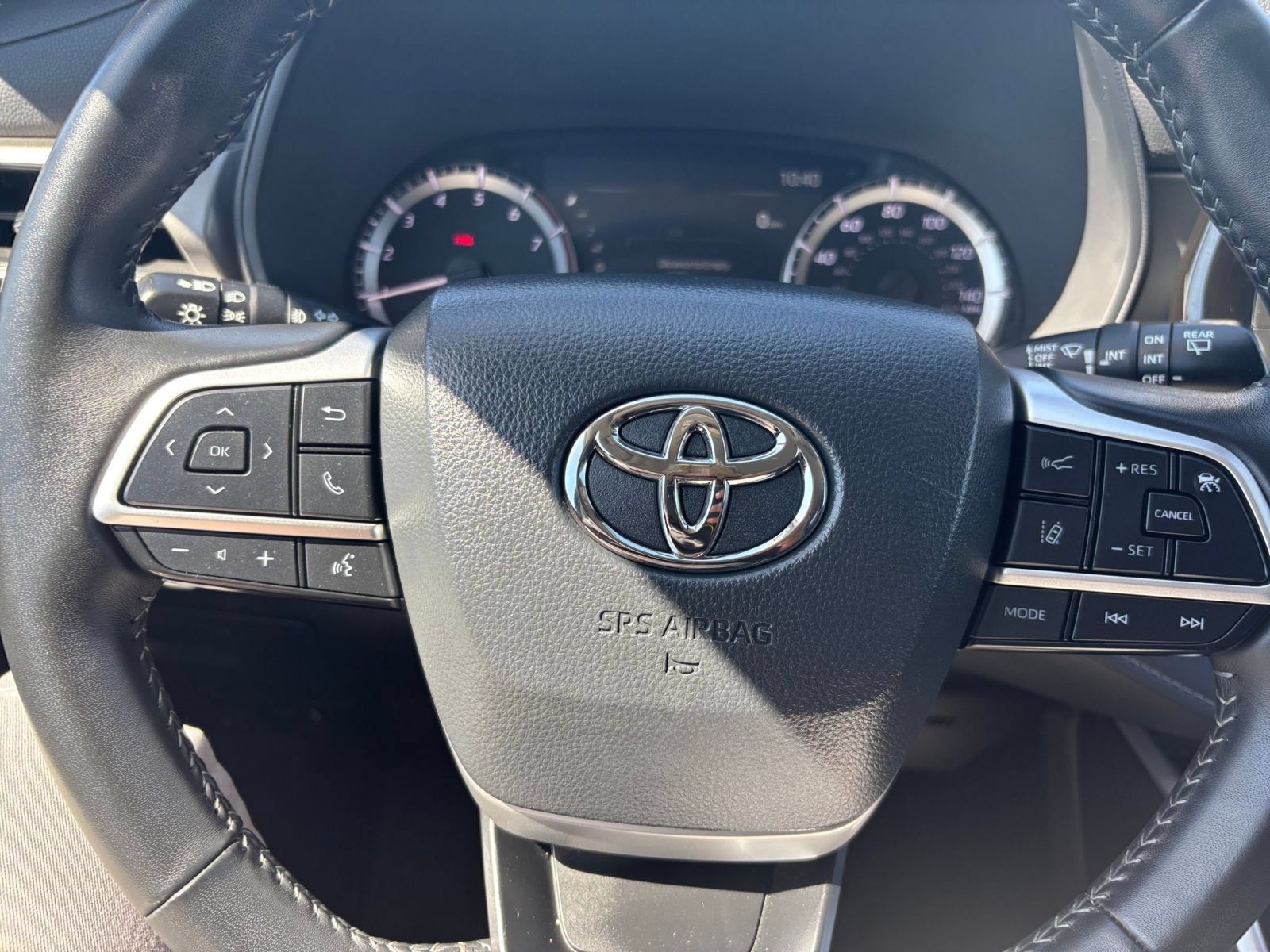 Used 2025 Toyota Highlander LE FWD image 28