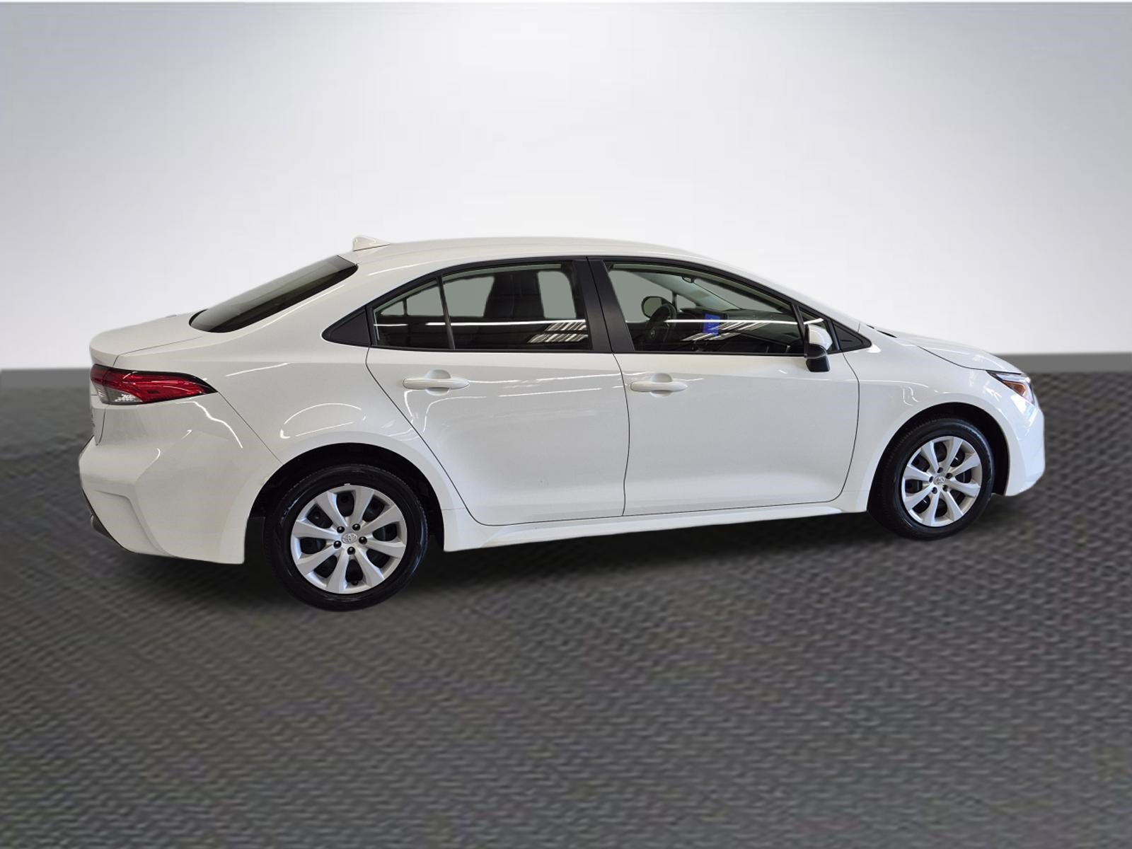 Used 2025 Toyota Corolla LE FWD image 4