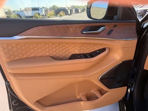 New 2025 Jeep Grand Cherokee Summit image 12