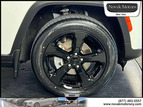 Used 2023 Jeep Grand Cherokee Altitude AWD/4WD image 9
