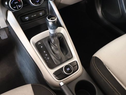 Used 2025 Hyundai Venue SEL FWD image 7