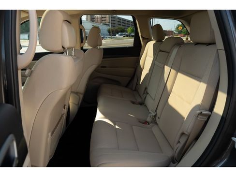 Used 2021 Jeep Grand Cherokee Laredo w/ Security & Convenience Group AWD/4WD image 13