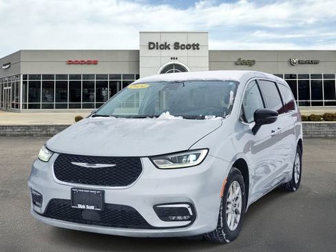 Used 2024 Chrysler Pacifica Touring-L image 2