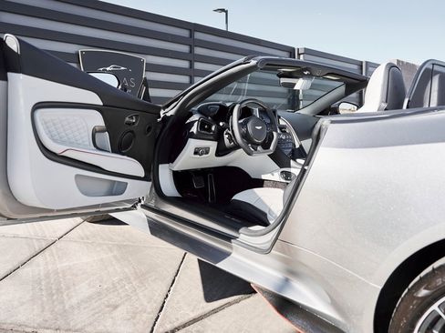 Used 2023 Aston Martin DBS Volante image 36