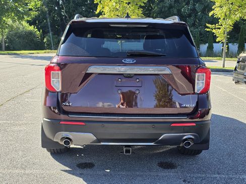 Used 2022 Ford Explorer XLT w/ Equipment Group 202A AWD/4WD image 4
