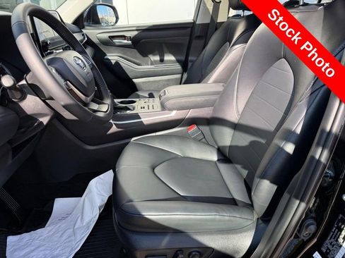 Used 2025 Toyota Highlander XLE image 16