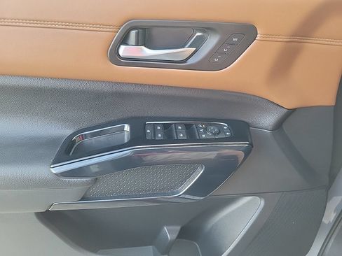Used 2026 Nissan Pathfinder Platinum AWD/4WD image 18
