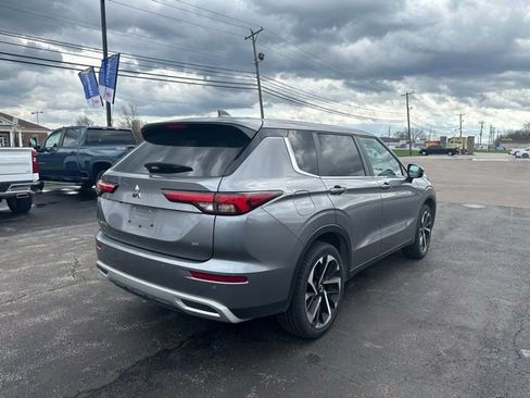 Used 2024 Mitsubishi Outlander SE image 3