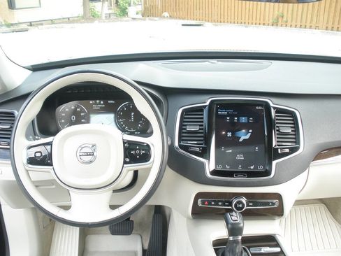 Used 2016 Volvo XC90 T6 Momentum w/ Momentum Plus Package AWD/4WD image 34