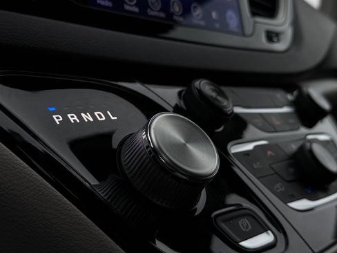 Used 2017 Chrysler Pacifica Touring-L w/ Tire & Wheel Group image 18