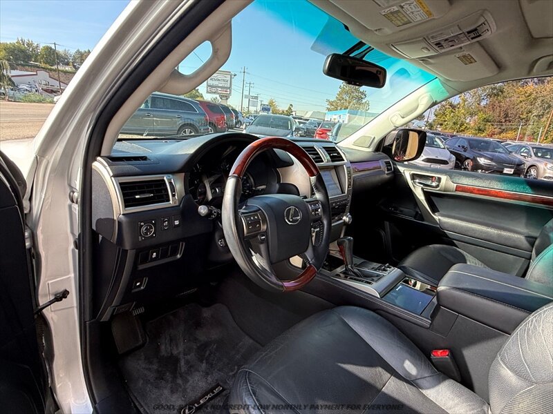 Used 2010 Lexus GX 460 w/ Convenience Pkg AWD/4WD image 10