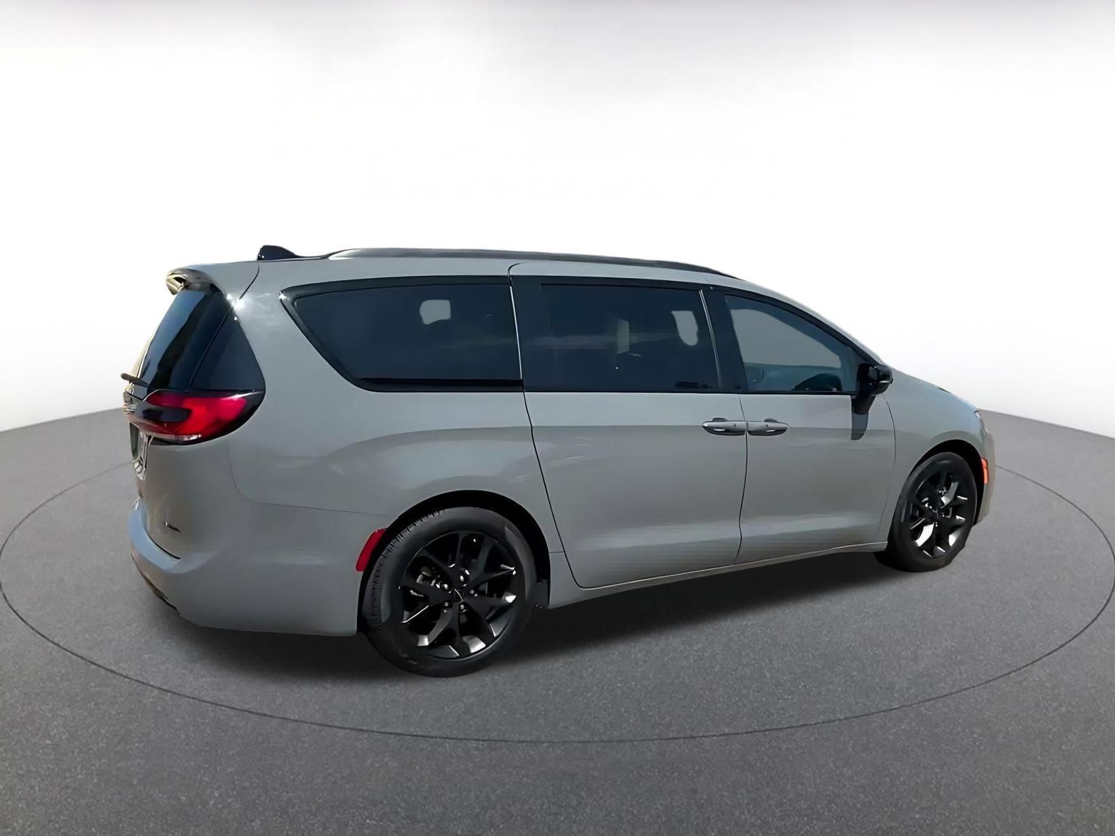 Used 2025 Chrysler Pacifica Limited FWD image 14