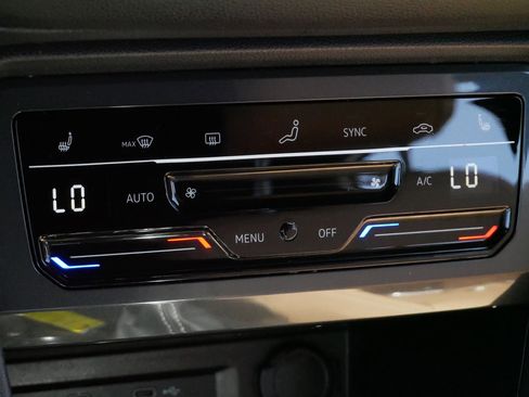 Certified 2022 Volkswagen Tiguan SE R-Line image 23