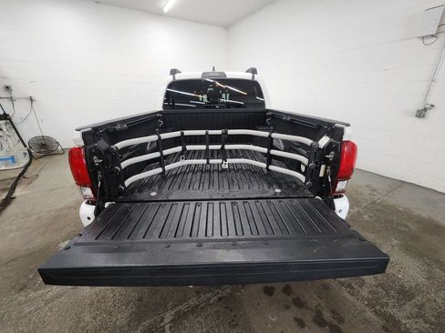 Used 2018 Toyota Tacoma TRD Sport w/ Exterior Package AWD/4WD image 28