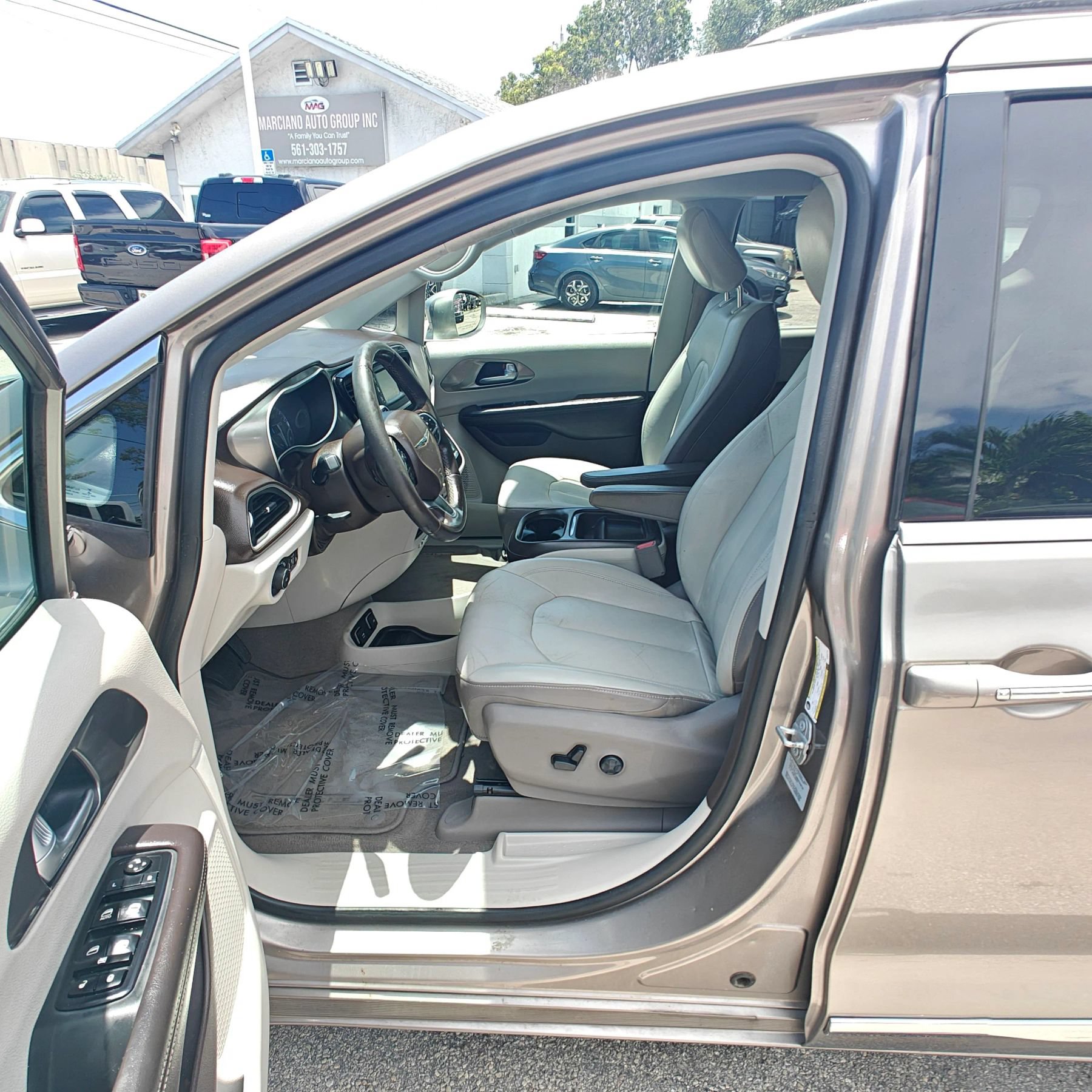 Used 2017 Chrysler Pacifica Touring-L FWD image 11