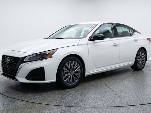 Used 2025 Nissan Altima 2.5 SV image 3