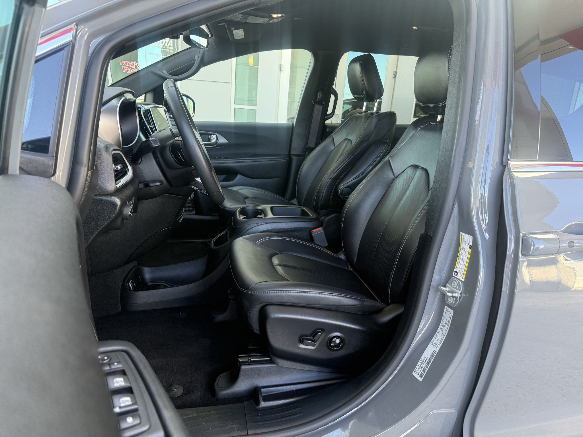 Used 2025 Chrysler Pacifica Select FWD image 16