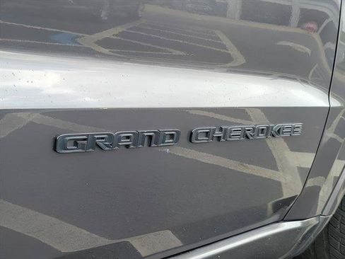 Used 2018 Jeep Grand Cherokee Altitude RWD image 27