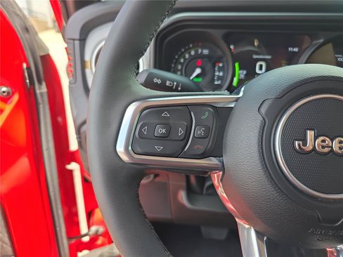 Used 2025 Jeep Wrangler Unlimited Sahara AWD/4WD image 33