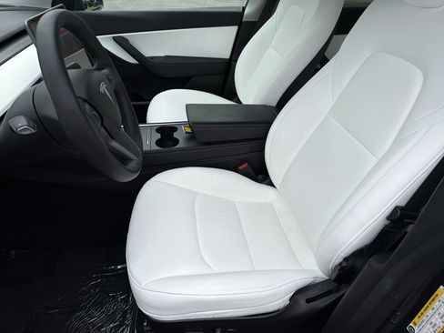 Used 2022 Tesla Model Y Long Range image 18