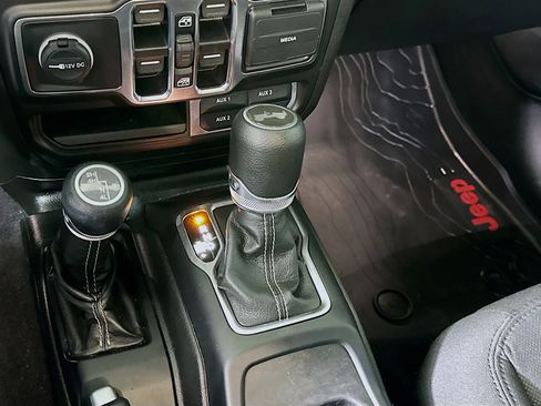 Used 2022 Jeep Wrangler Unlimited Sahara image 24