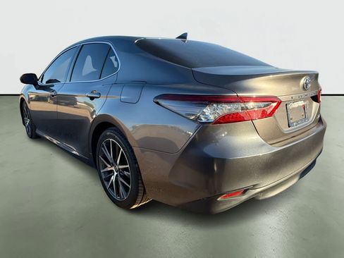 Used 2022 Toyota Camry XLE image 3