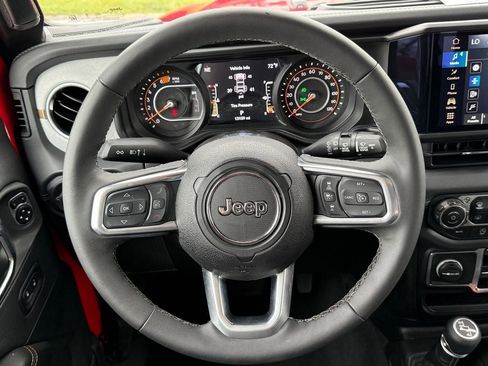 Used 2025 Jeep Wrangler Unlimited Sahara AWD/4WD image 19