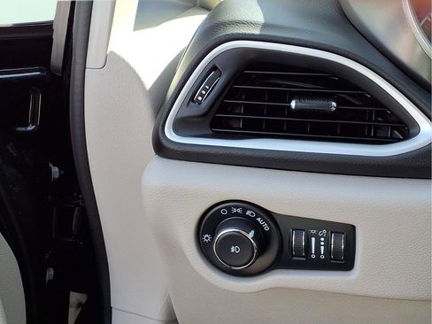 Used 2024 Chrysler Pacifica Touring-L image 12