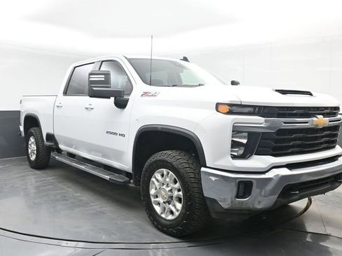 Used 2024 Chevrolet Silverado 2500 LT AWD/4WD image 2
