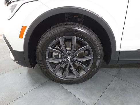 Used 2023 Volkswagen Tiguan SE w/ Panoramic Sunroof Package image 29