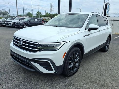 Used 2022 Volkswagen Tiguan SE w/ Panoramic Sunroof Package FWD image 3