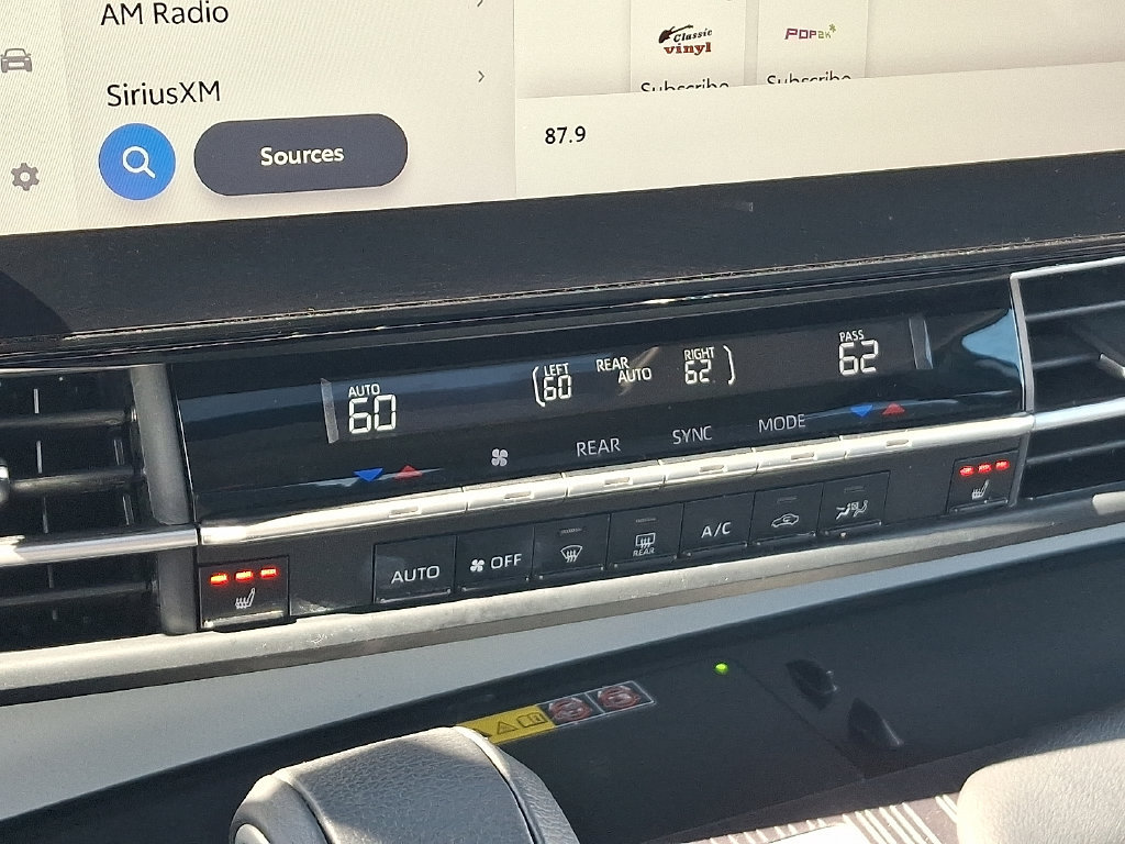 Certified 2025 Toyota Sienna XLE FWD image 19