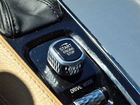 Used 2018 Volvo XC90 T6 Momentum w/ Convenience Package image 21